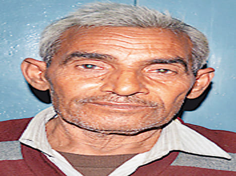 35 thousand rupees looted from old person