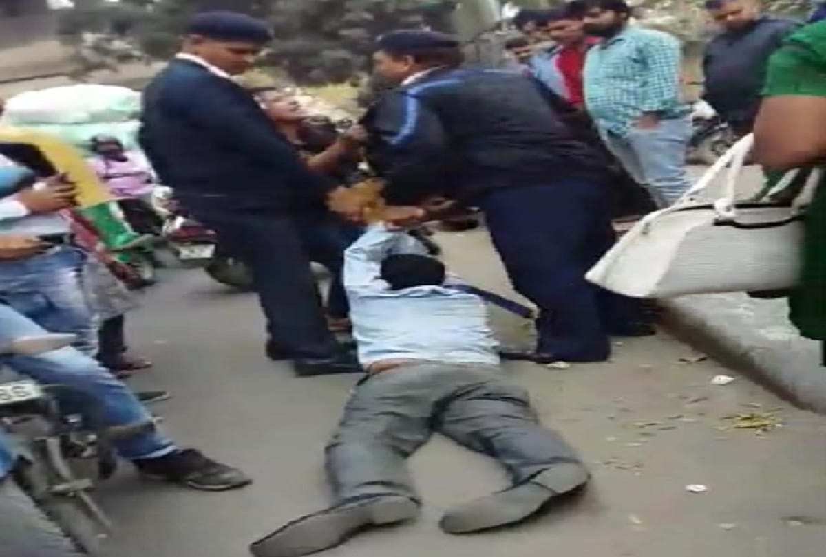 Police brutally beaten a young man in delhi