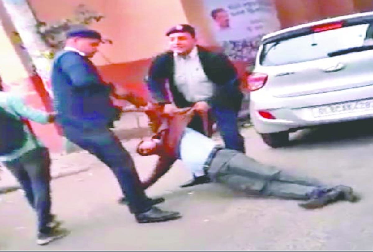 Police brutally beaten a young man in delhi