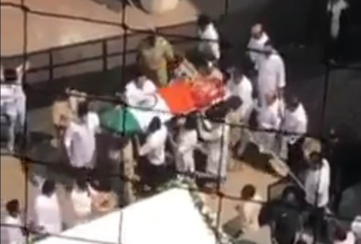 arjun jhanvi and khusi kapoor along with sridevi in her last journey