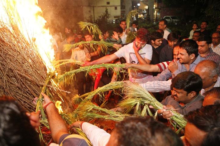 Holi: morning worship, Holika combustion in the evening