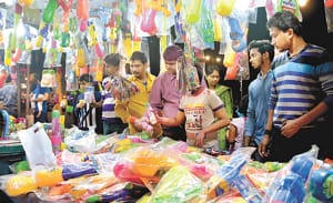 Market buzzing late in the night, huge crowd