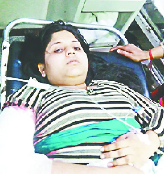 udaar paisaa maangne par bhehen ko chaaku maara chaaku
