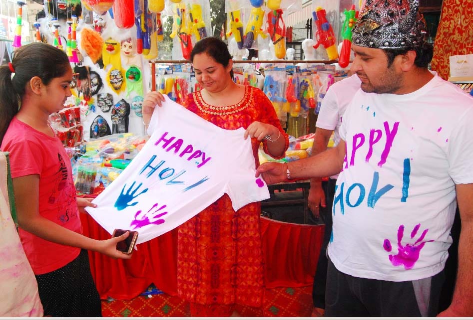 play Holi in these special costumes