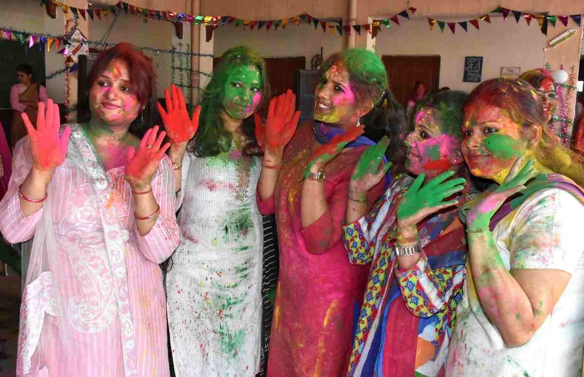 holi festival celebration start in kashi 