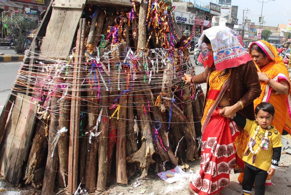 holi 2019 Perfect tricks on holika dahan for prosperity