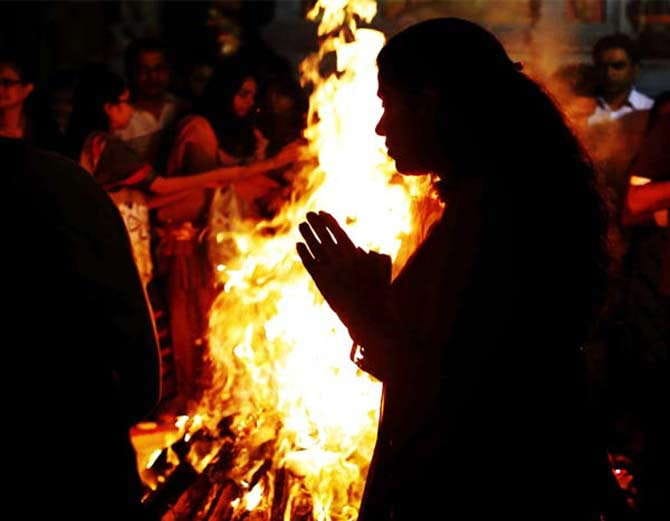 Do this according to zodiac sign on Holika dahan holi 2018,Dehradun