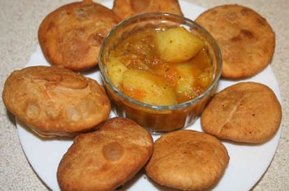 Smriti irani taste banarasi kachori and jalebi