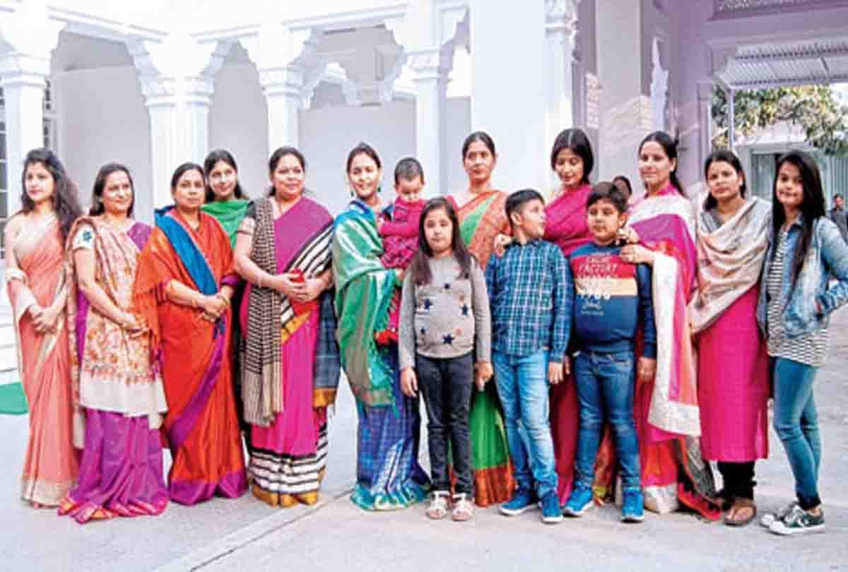mulayam singh yadav celebrate holi with family