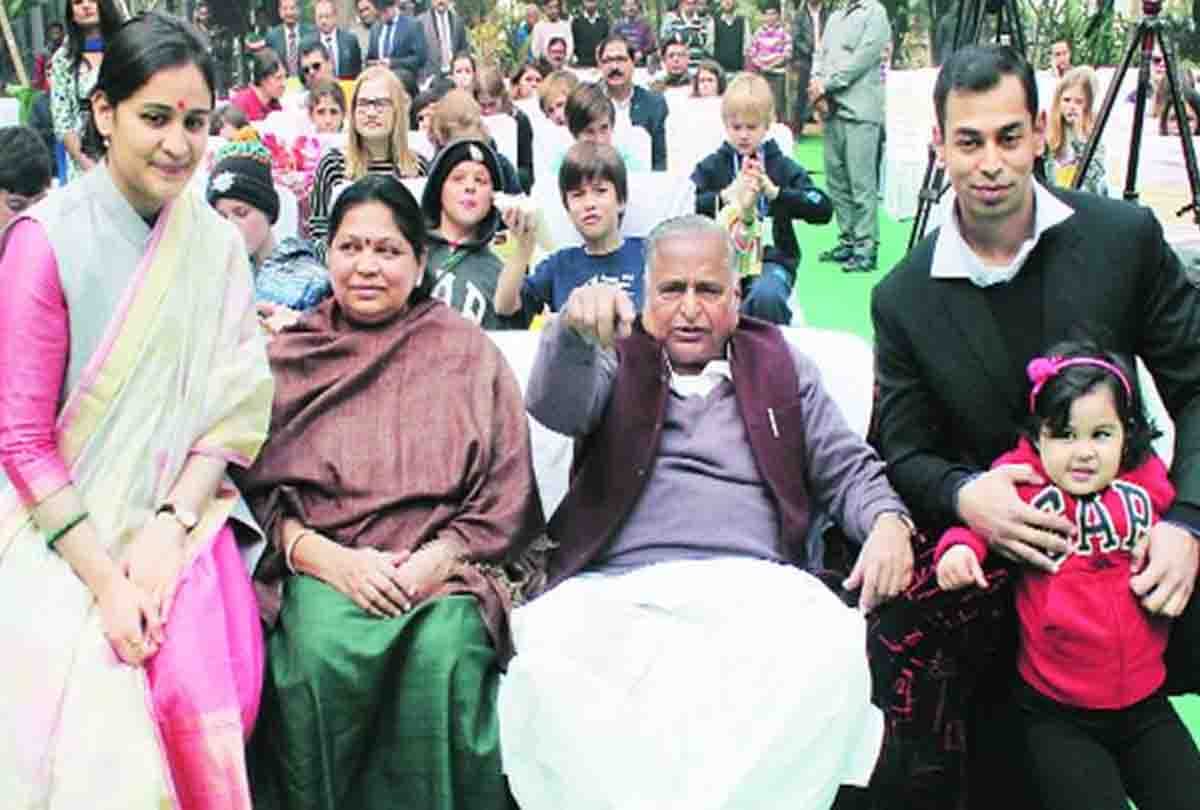 mulayam singh yadav celebrate holi with family