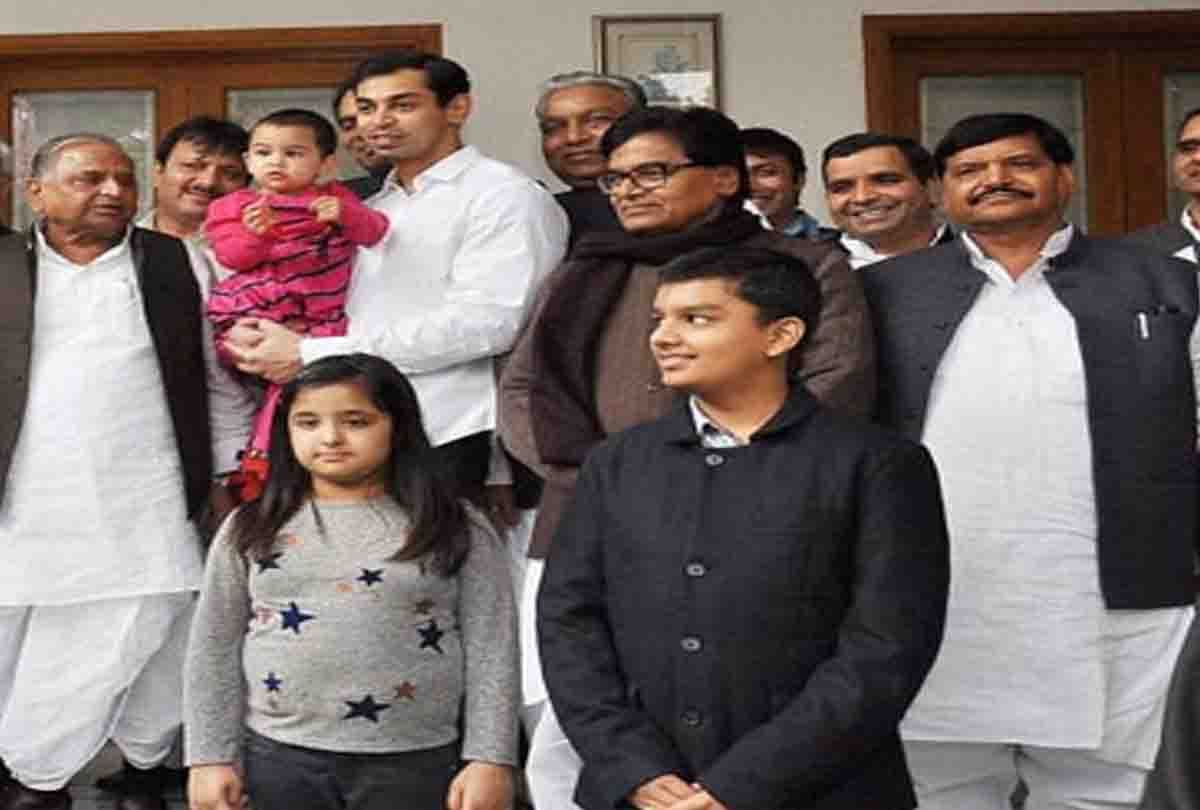mulayam singh yadav celebrate holi with family
