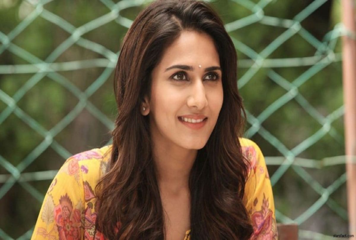bollywood actress vani kapoor trolled over a picture on social media