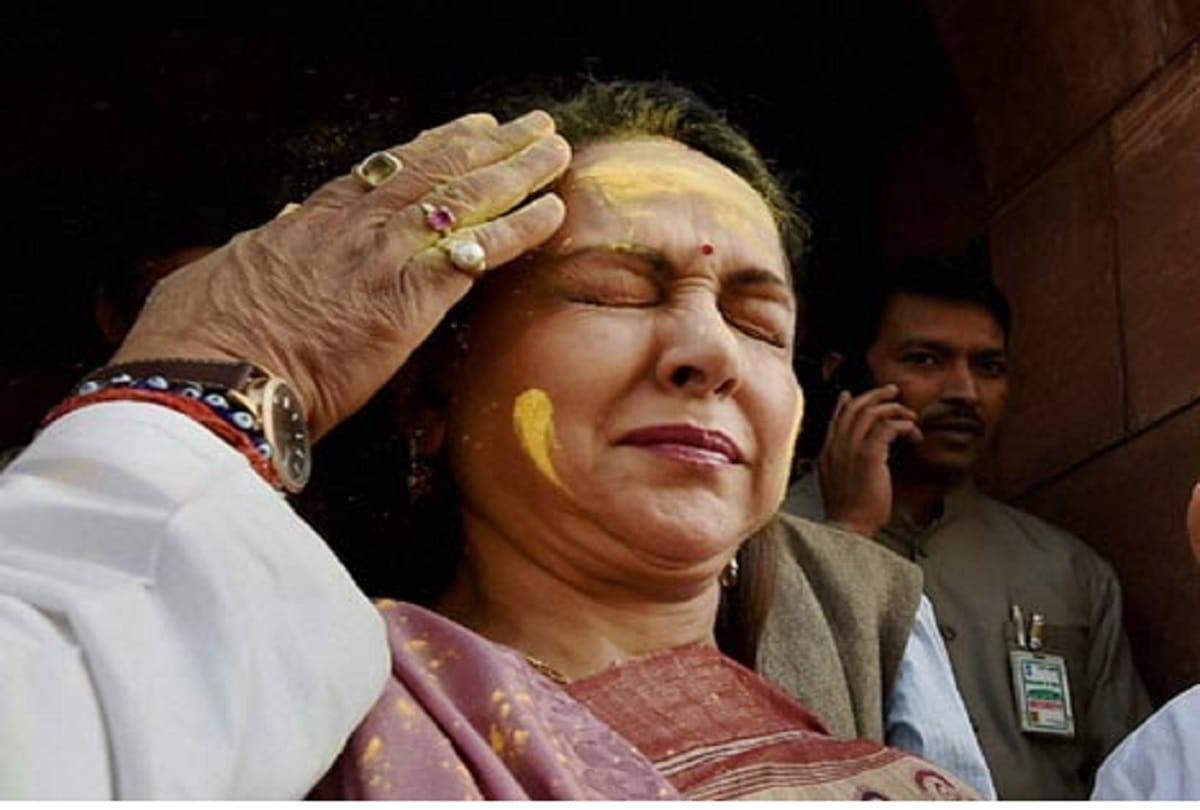 When Dream Girl Hema Malini celebrate Holi outside the parliament