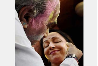 When Dream Girl Hema Malini celebrate Holi outside the parliament