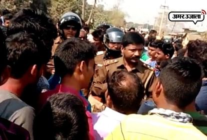  people protest in Maharajganj for electic pole