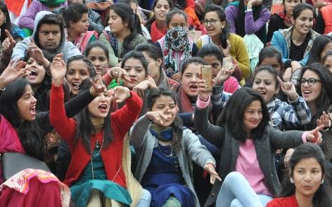 कुल्लवी नाटी डाल कर मचाया धमाल