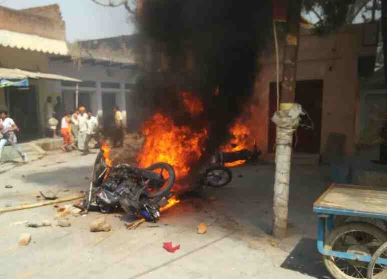 heavu outrage and burn bike in bhadohi for colour dispute