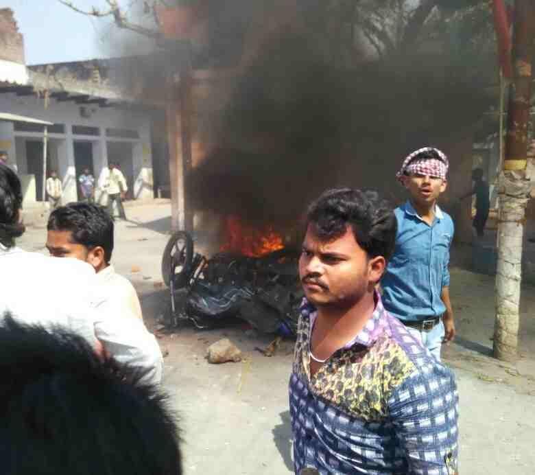 heavu outrage and burn bike in bhadohi for colour dispute