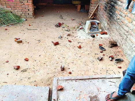 Dictatorial dispute leaves two sides, brick-stone, six wounded