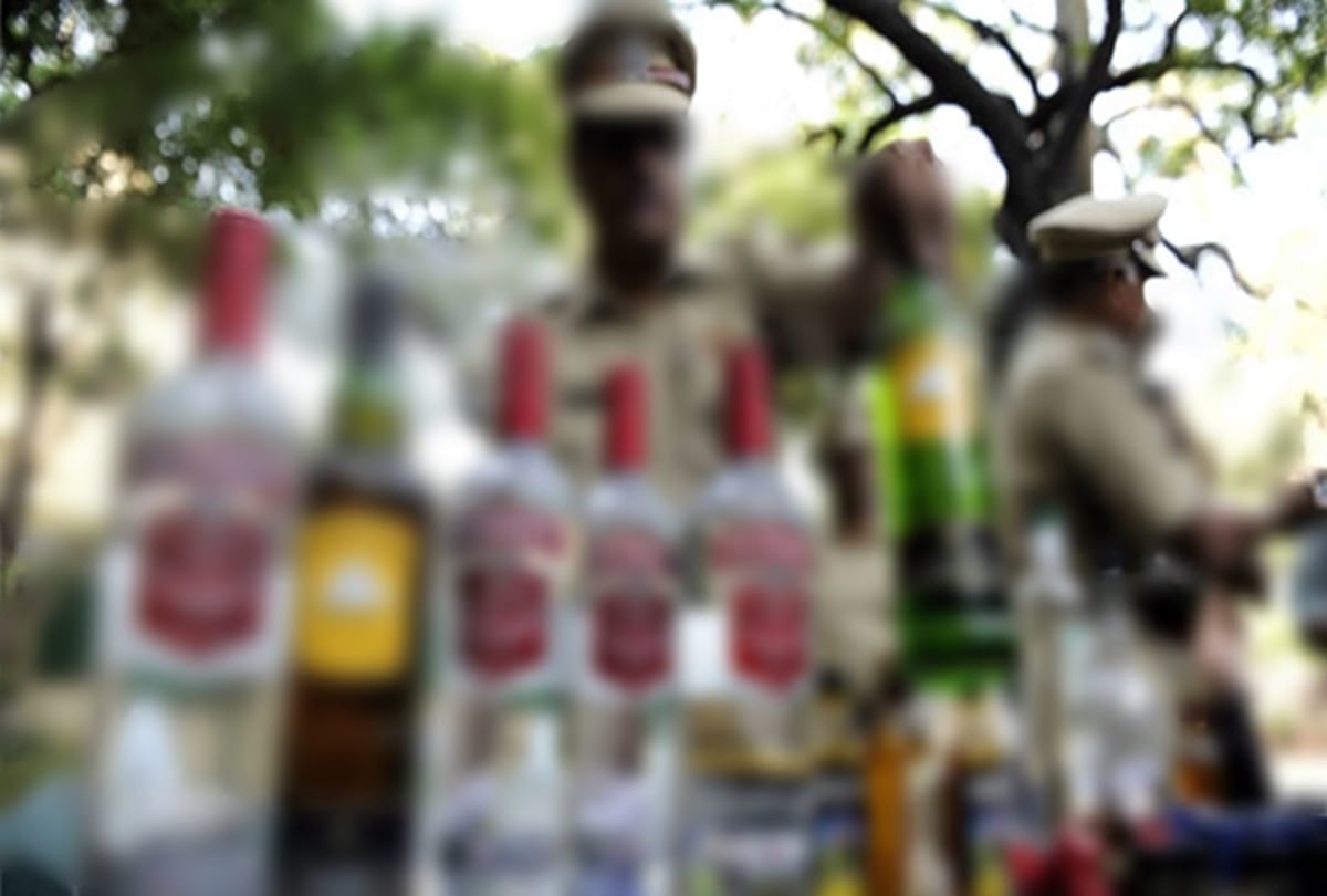 Sub Inspector arrested who danced on road after drunk