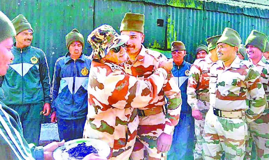 DIG played Holi with the soldiers in Gunji