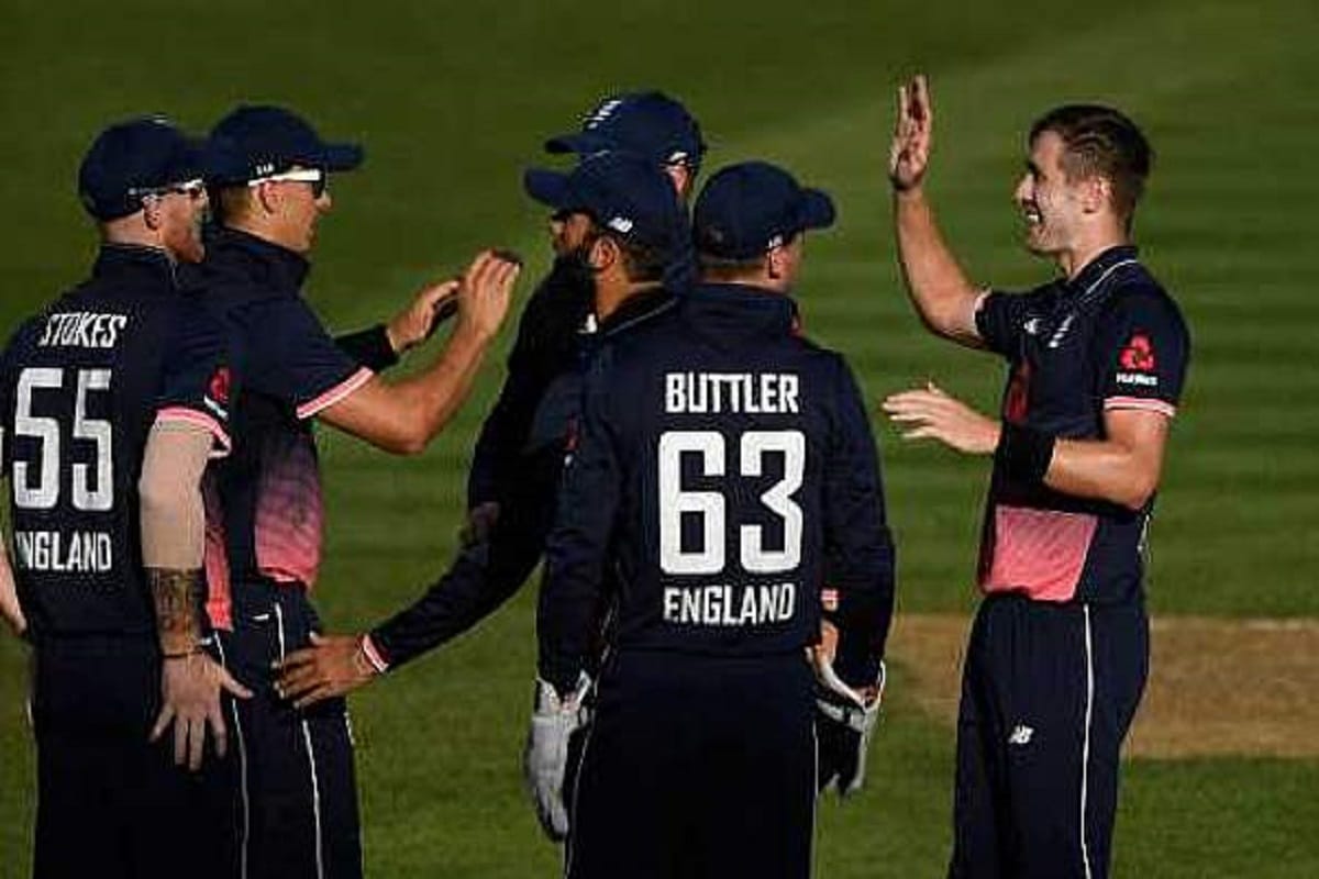 england beat new zealand by four runs in third odi match