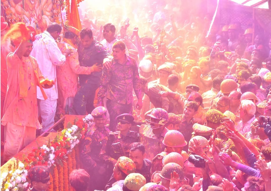 मुख्यमंत्री ने खेली होली, तिलक लगाया