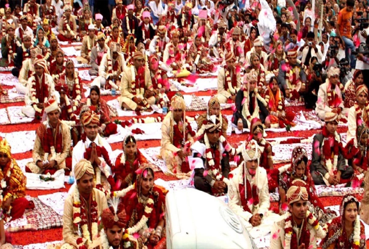 Three hundred couples hold gun in hand and get married