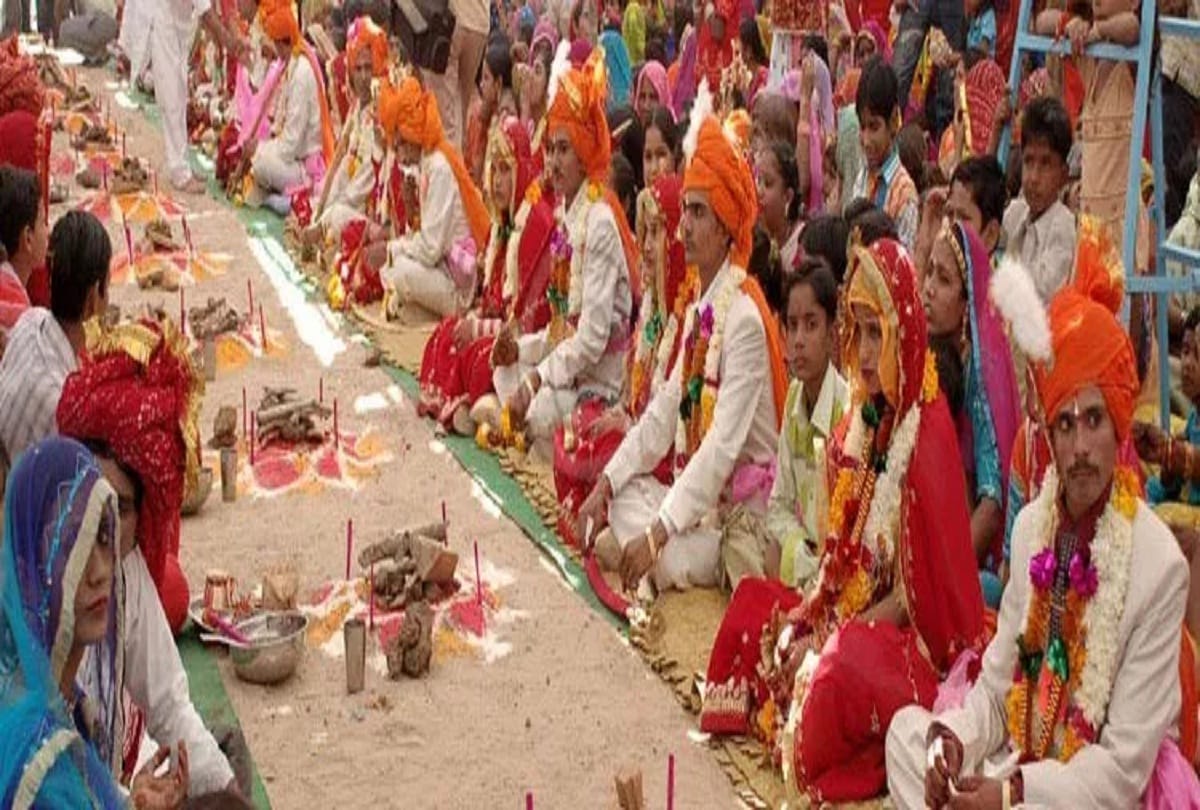 Three hundred couples hold gun in hand and get married