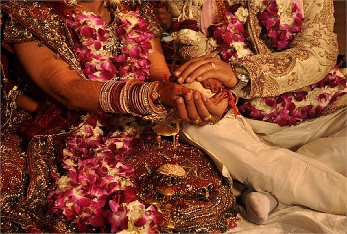 Three hundred couples hold gun in hand and get married
