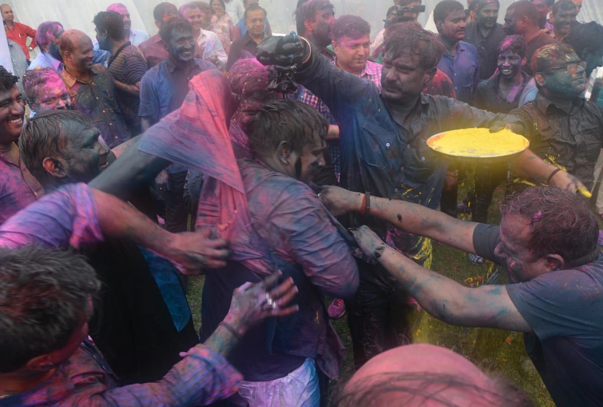holi of police officers in lucknow