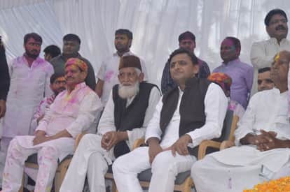 akhilesh yadav and shivpal singh yadav celebrated holi 2018 together in saifai etawa