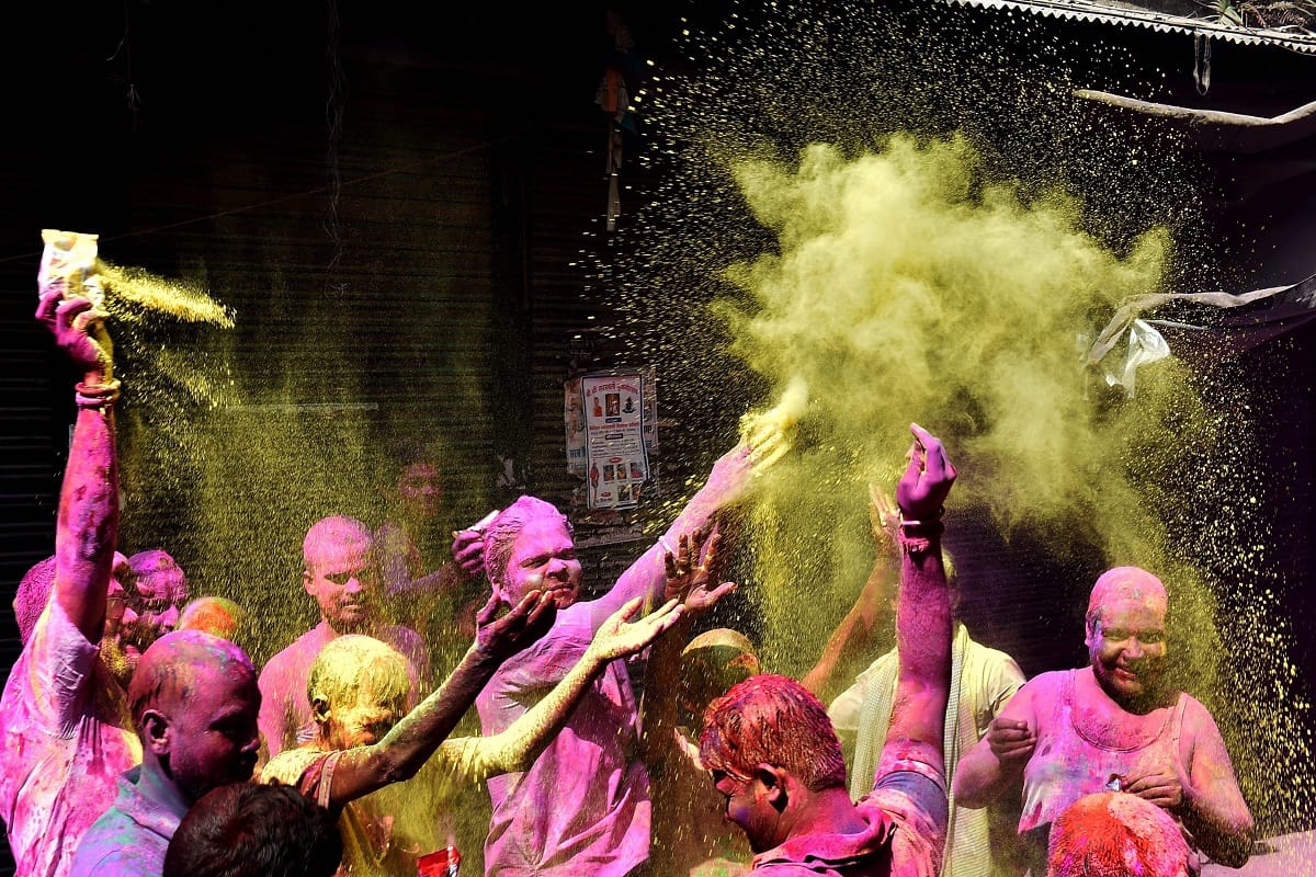 holi 2019 play holi with these color for marriage child and prosperity