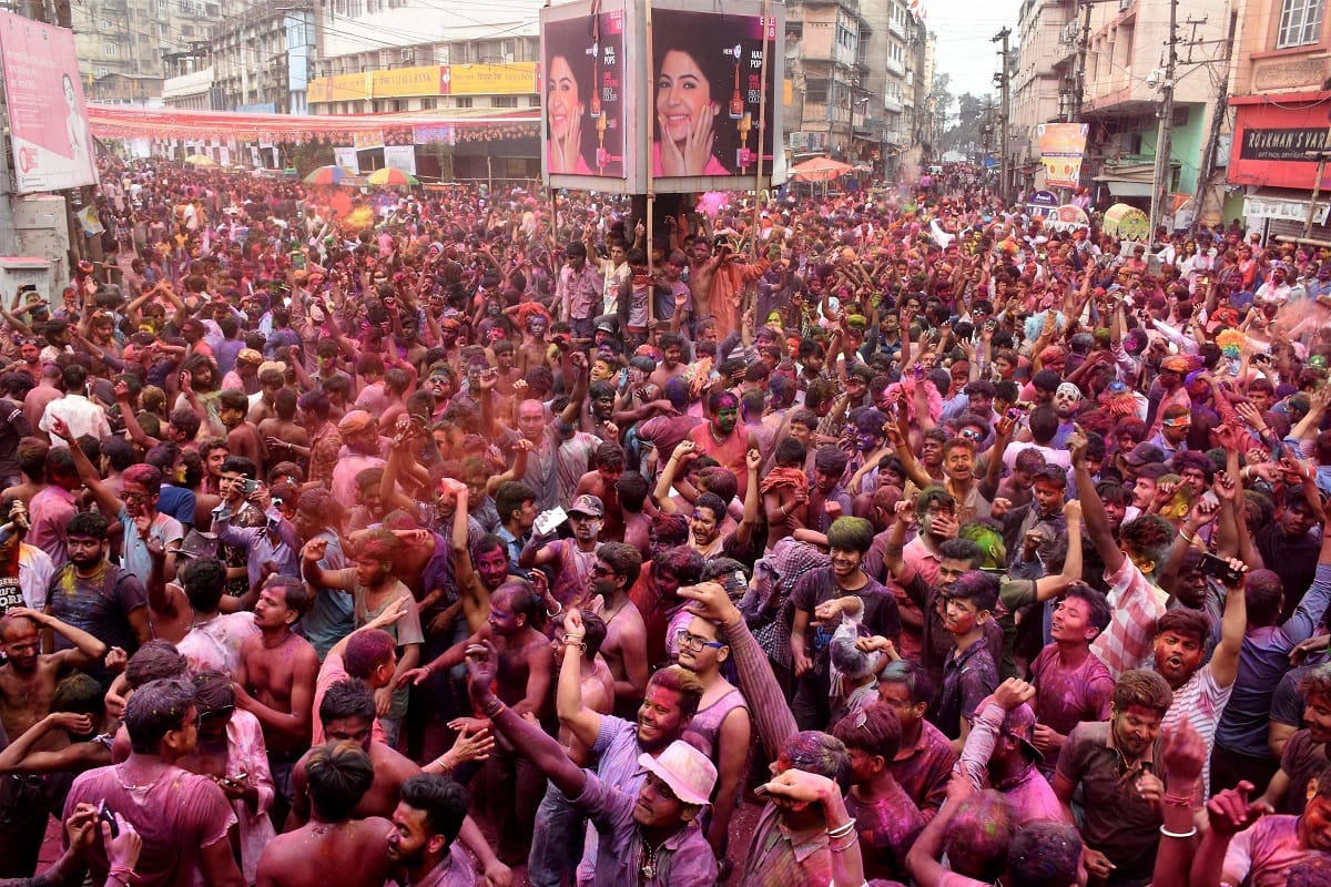 holi 2019 importance and significance of holika dahan and holi totke for wealth