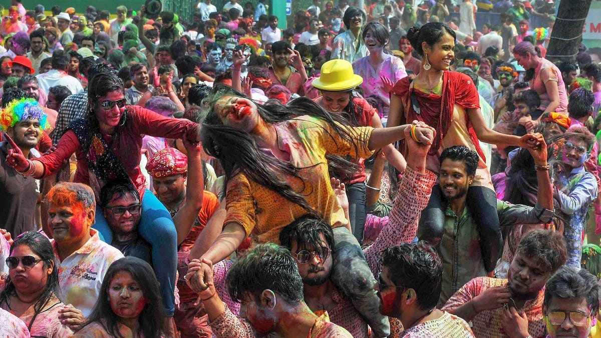 police take action on againsts who play holi on road