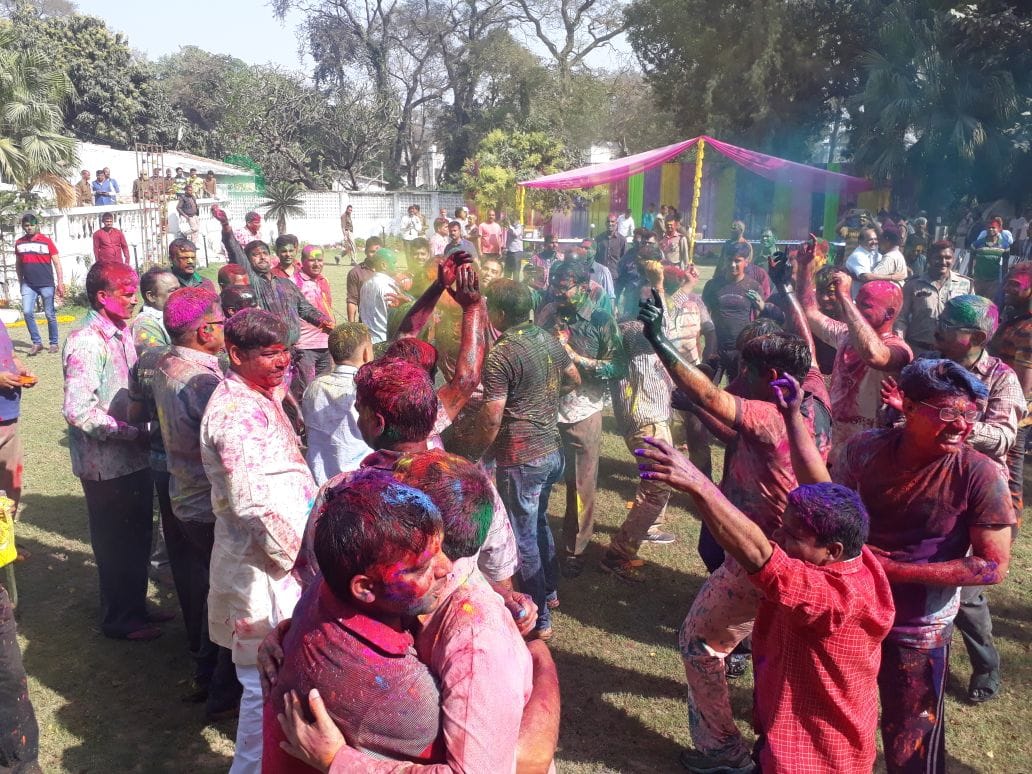 खूब उड़े अबीर-गुलाल