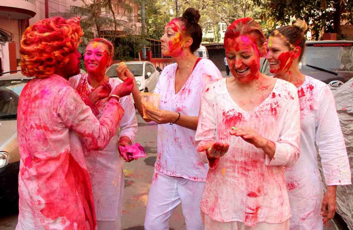Holi 2019 celebrate holi festival with colour according to zodiac sign
