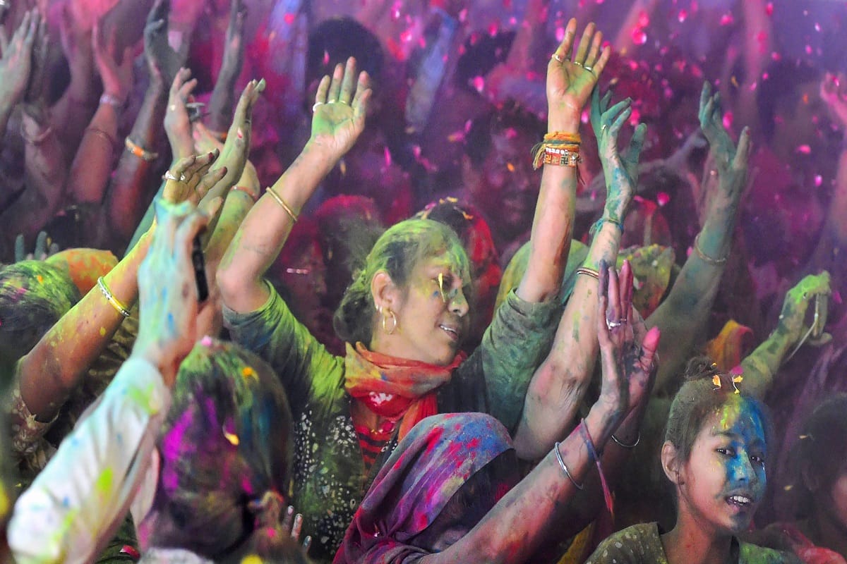 Holi 2019 celebrate holi festival with colour according to zodiac sign