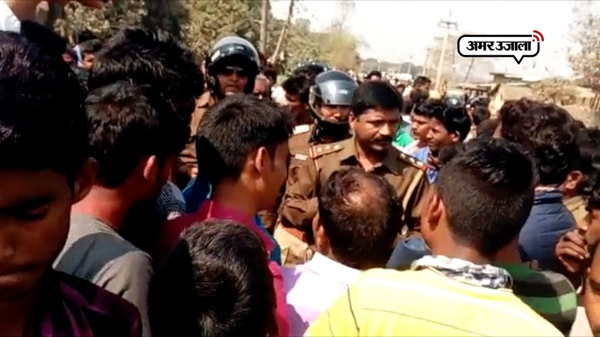 People Protest In Maharajganj For Electic Pole Amar Ujala Hindi