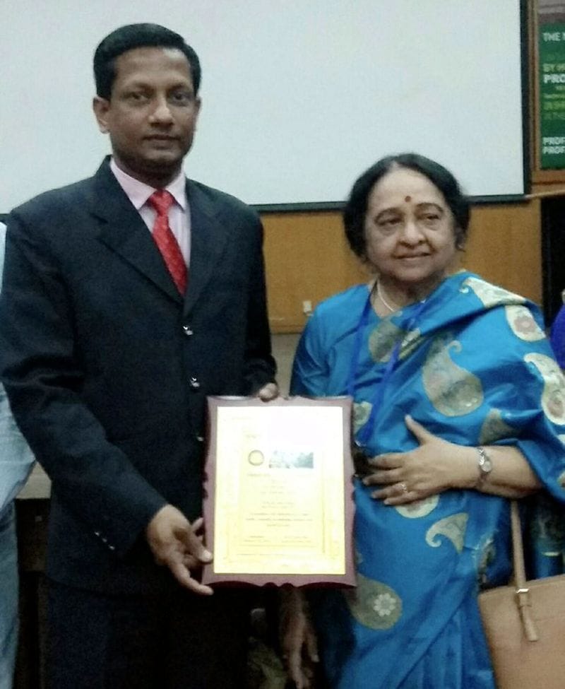 निखिल को मिली श्रेष्ठ विज्ञान शिक्षक अवॉर्ड