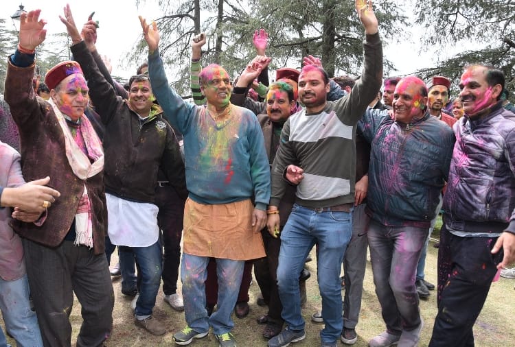 cm jairam thakur celebrates holi with wife sadhna