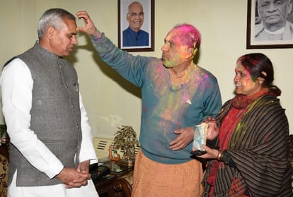 cm jairam thakur celebrates holi with wife sadhna