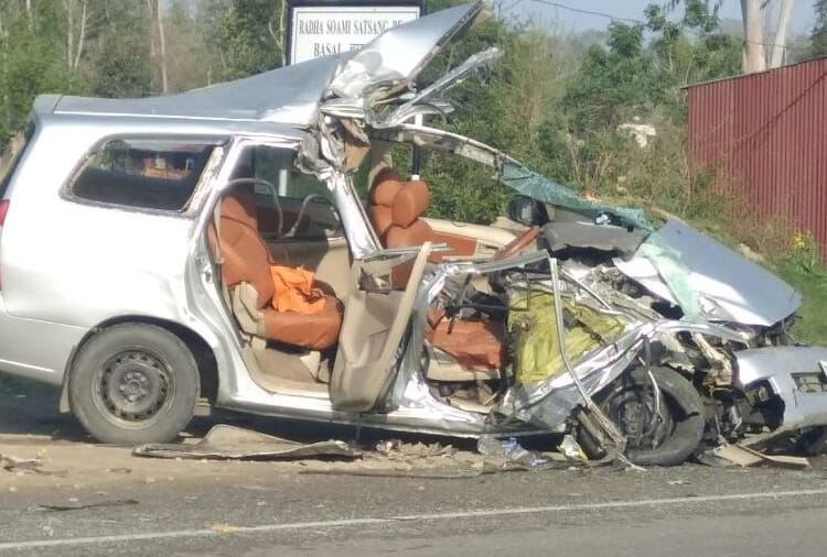 HRTC volvo bus crashes into Innova car in una 3 died