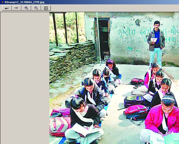 गर्मी हो या ठंड, खुले आसमान के नीचे पढ़ने को मजबूर सैकड़ों विद्यार्थी