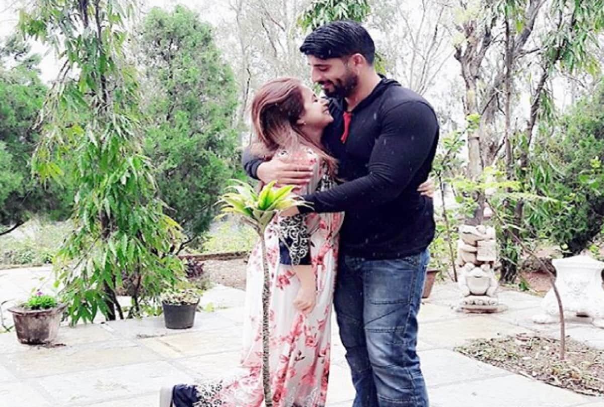 Urmila Matondkar shared romantic picture on her wedding anniversary