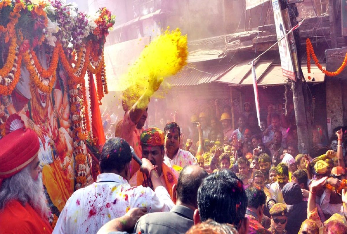 uttar pradesh chief minister yogi adityanath celebrate holi
