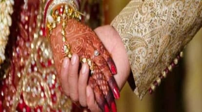 Girl reached the house of his boyfriend, to get married