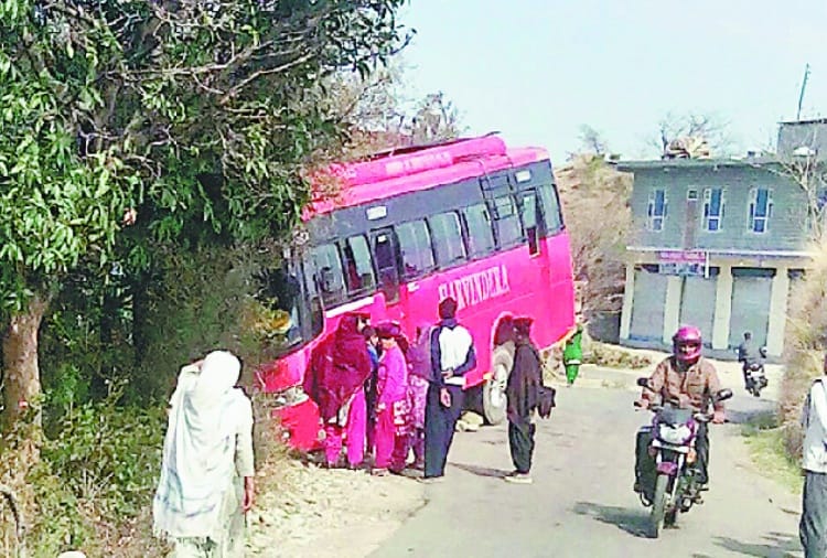 खरबाड़ में निजी बस दुर्घटनाग्रस्त, कोई हताहत नहीं