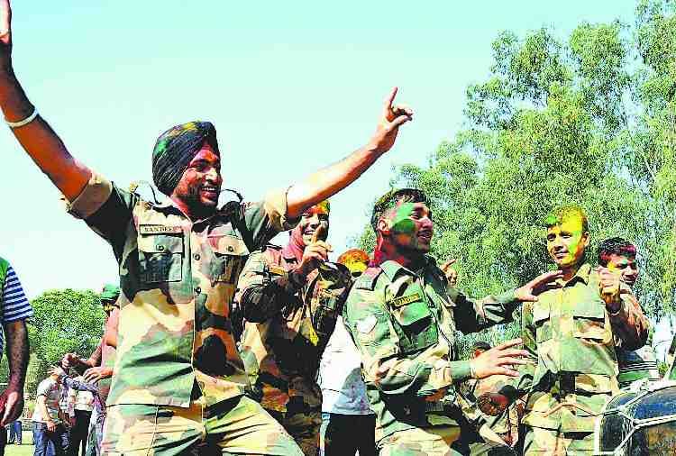 Punjabi Dance Bhangra Performance by BSF soldiers at Wagah Border with Navjot Sidhu