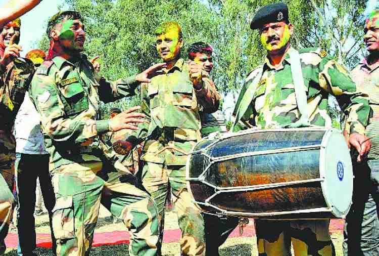 Punjabi Dance Bhangra Performance by BSF soldiers at Wagah Border with Navjot Sidhu